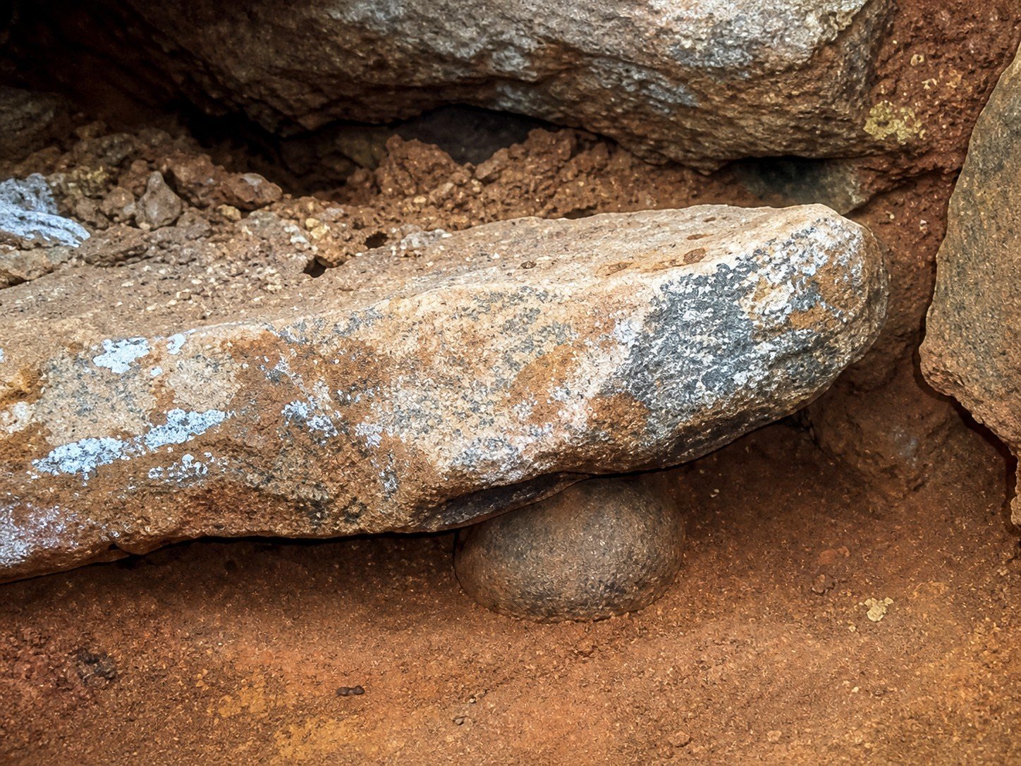 Laja apoyada y nivelada con una piedra menor
